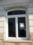 Fenster mit Oberlicht mit Segmentbogen und Zierkämpfer