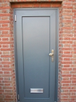 Nutzraumtür / Nebeneingangstür im Farbton Basaltgrau, mit Briefdurchwurf aus Edelstahl