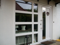 Haustür mit Edelstahlapplikation und festverglastem Seitenteil