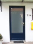 Haustür mit Füllung und satniertem Glas, im Farbton Stahlblau